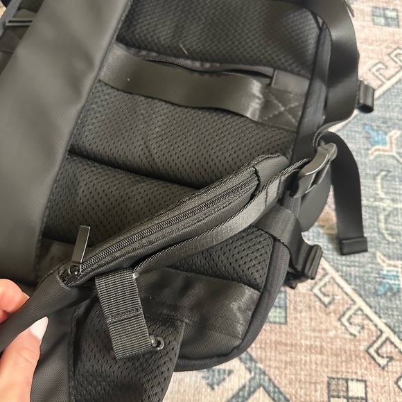 Expandable compression backpack - Picture 3 of 9